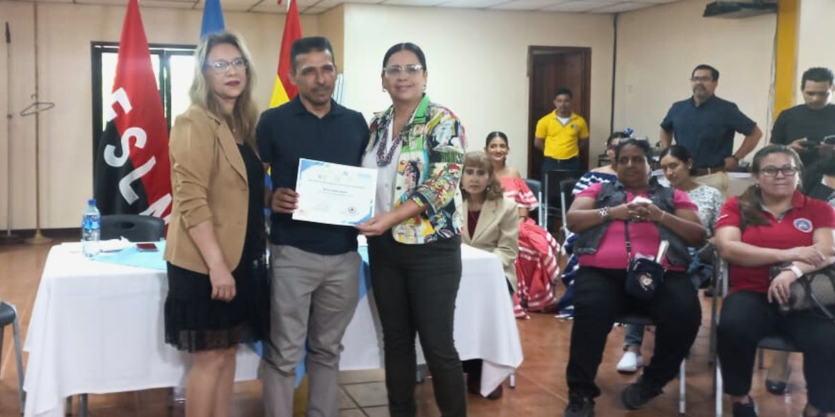 Docentes de secundaria de Nicaragua reciben certificado de Curso de Energía Nuclear. 29 de septiembre de 2023. Foto: Prensa oficialista.