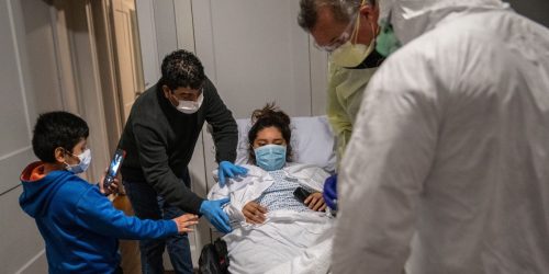 Paramédicos llevan a Zully, una paciente de COVID-19, nueva madre y solicitante de asilo guatemalteca a su casa, en Stamford, Connecticut, Estados Unidos. Foto: AFP.