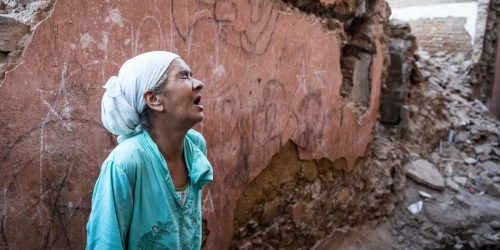 Una mujer reacciona frente a su casa dañada por el terremoto en la ciudad vieja de Marrakech el 9 de septiembre de 2023. Marruecos. AFP.