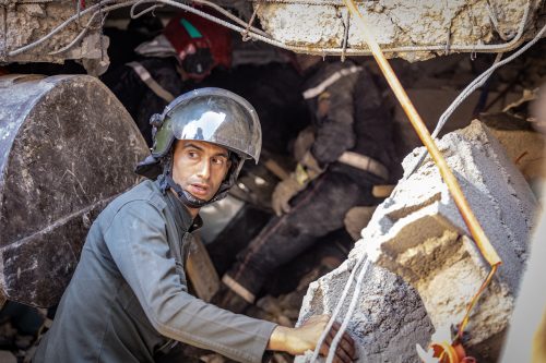 Un socorrista busca supervivientes bajo los escombros de una casa destruida por un terremoto en Moulay Brahim, provincia de Al-Haouz, el 9 de septiembre de 2023. Foto: Fadel Senna / AFP.