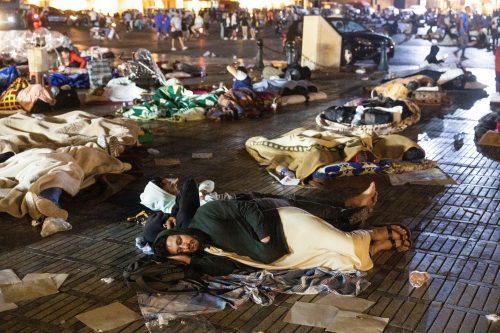 Los residentes se refugian afuera en una plaza después de un terremoto en Marrakech el 9 de septiembre de 2023. Foto: Fadel Senna / AFP.