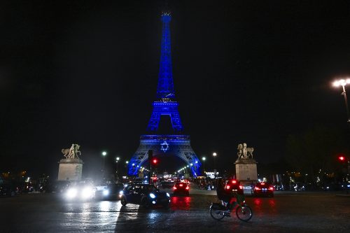 Los colores de bandera de Israel iluminan el mayor monumento de París. AFP/NI