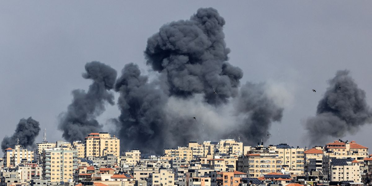 El humo se eleva sobre la ciudad de Gaza el 7 de octubre de 2023 durante los ataques aéreos israelíes. Foto: AFP.