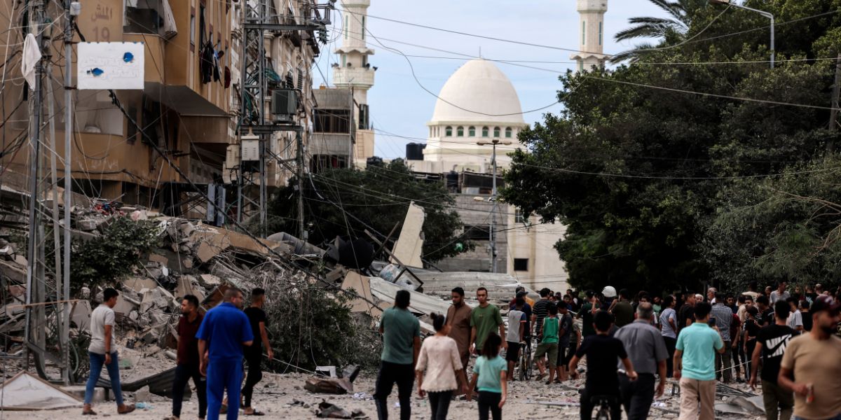 La gente evalúa la destrucción causada por los ataques aéreos israelíes en la ciudad de Gaza el 7 de octubre de 2023. Foto: AFP.