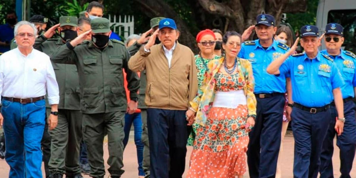 Pareja presidencial, Daniel Ortega y Rosario Murillo, acompañada de los jefes del Ejército de Nicaragua y la Policía Nacional, y de la directiva de la Asamblea Nacional. 21 de febrero de 2021. Foto: Prensa oficialista.