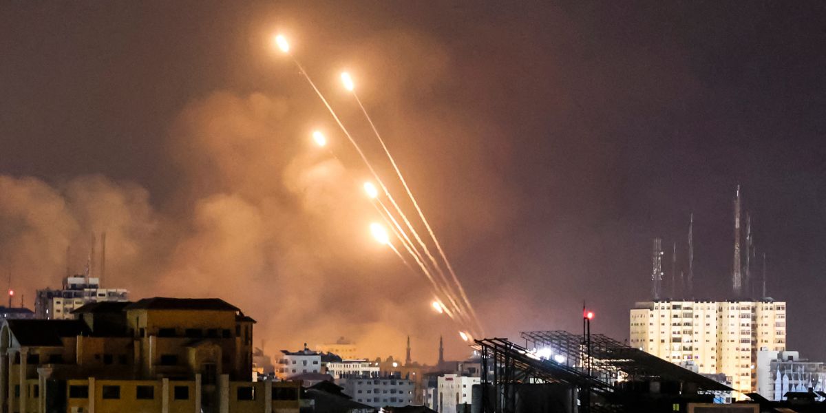 Militantes palestinos disparan una salva de cohetes desde la ciudad de Gaza hacia Israel, el 8 de octubre de 2023. Foto: AFP.