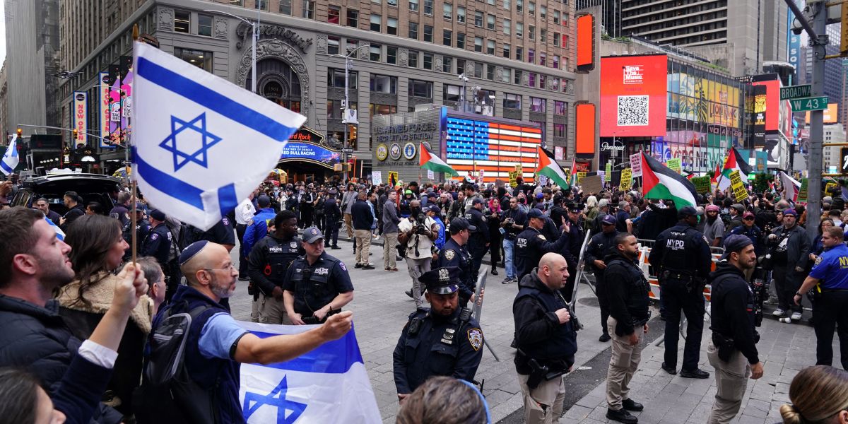 Los partidarios de Israel (izq.) se enfrentan a personas que se manifiestan en apoyo de los palestinos en Times Square en Nueva York el 8 de octubre de 2023. Foto: AFP.