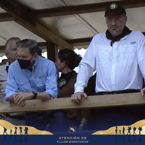 Presidentes Rodrigo Chaves y Laurentino Cortizo observan a migrantes desde una tarima. 06 de octubre de 2023. Foto: Presidencia de Panamá.