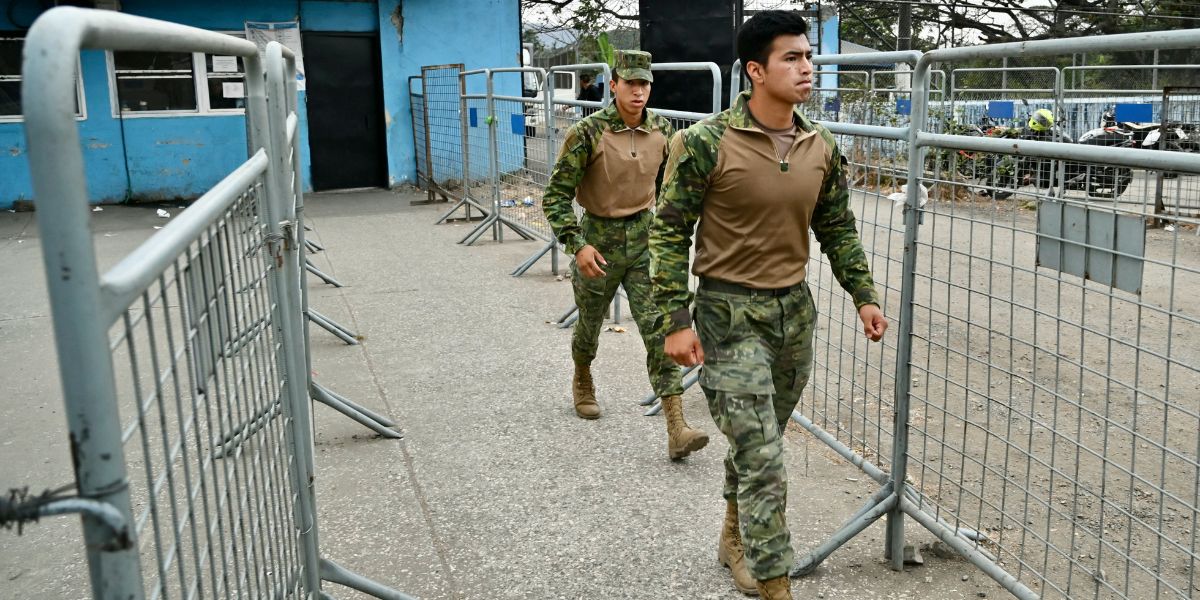 Soldados ecuatorianos caminan dentro de las instalaciones de la prisión Guayas 1, en Guayaquil, Ecuador, el 7 de octubre de 2023. Foto Stringer AFP.