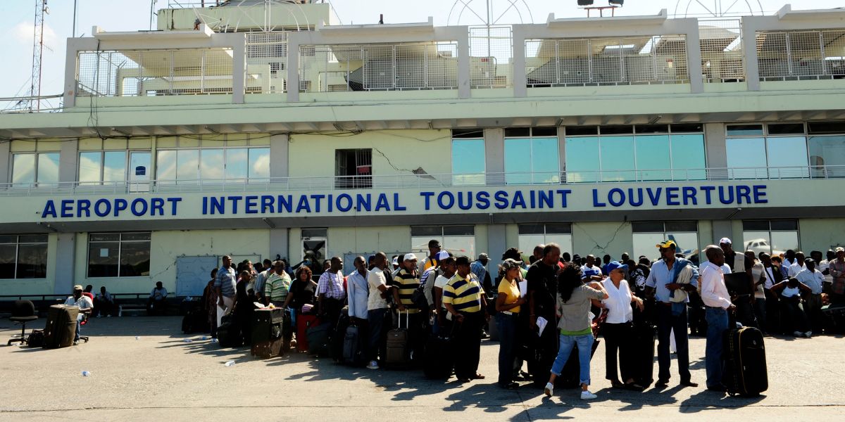Viajeros en el aeropuerto internacional Toussaint Louverture. Foto: Wikipedia.