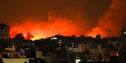 Una columna de humo se eleva sobre los edificios de la ciudad de Gaza durante un ataque aéreo israelí, el 8 de octubre de 2023. Foto: AFP.