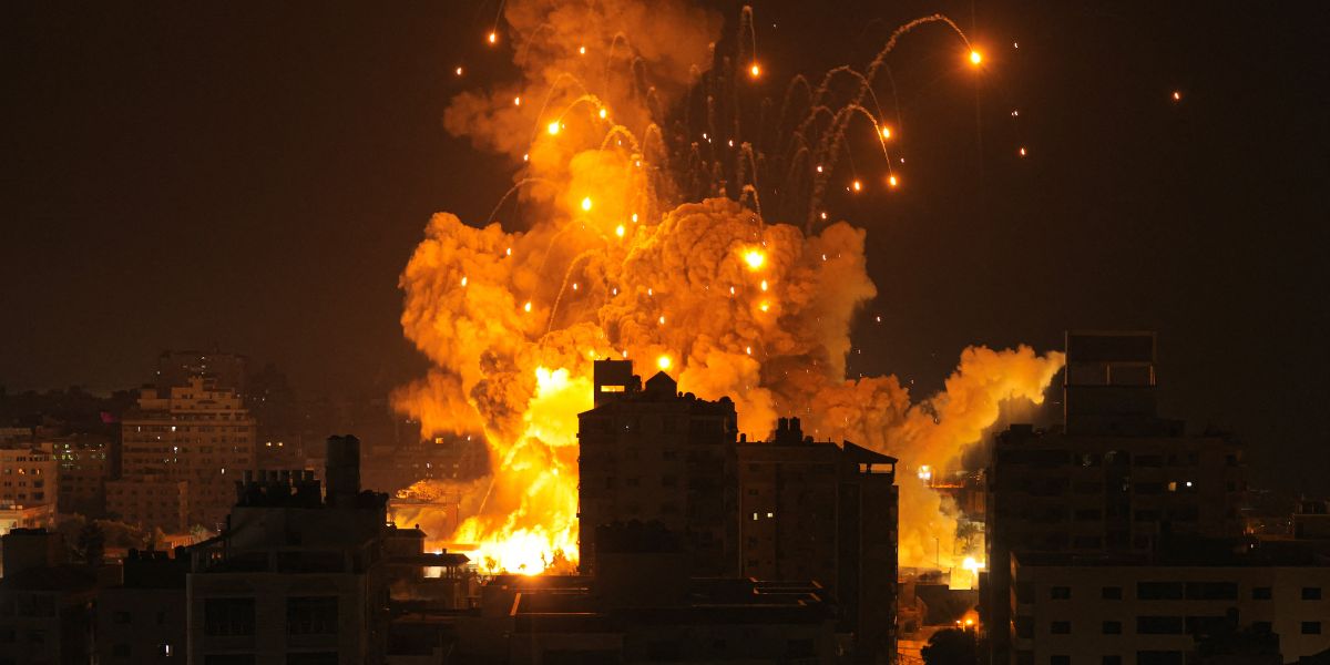 Un misil explota en la ciudad de Gaza durante un ataque aéreo israelí el 8 de octubre de 2023. Foto: AFP.