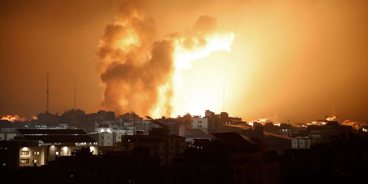 El fuego y el humo se elevan sobre los edificios durante un ataque aéreo israelí en la ciudad de Gaza. 7 de octubre de 2023. Foto: AFP.