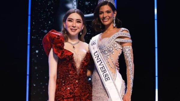 Anne Jakkaphong, dueña de Miss Universo, con Sheynnis Palacios, ganadora de Miss Universo 2023. Foto: Internet.