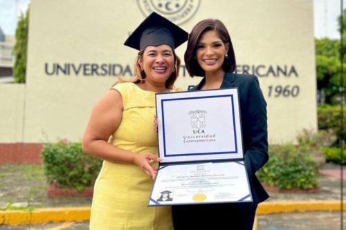 Sheynnis Palacios, Miss Nicaragua 2023, junto a su madre, Raquel Cornejo. Foto: Sheynnis Palacios Cornejo.