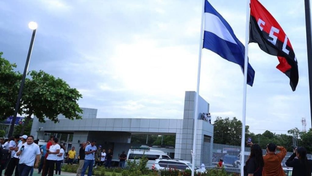 Bandera del FSLN ondeando en la UCA, tras la confiscación por parte del régimen de Daniel Ortega. Foto: Medios oficialistas.