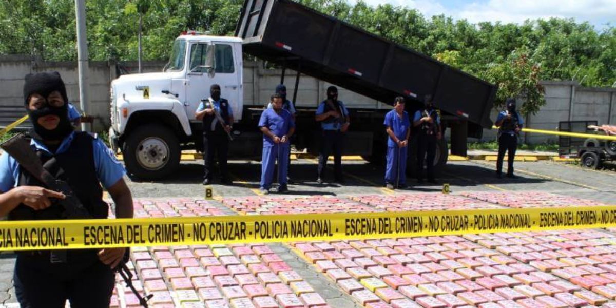 Policía Nacional presenta a dos detenidos y los paquetes de cocaína incautados en Managua, con un valor de más de 23 millones de dólares. Foto: Prensa oficialista.