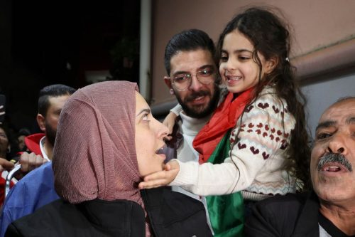 Aylool, la hija de Fatima Shaheen, acaricia suavemente la mejilla de su madre después de su liberación de una prisión israelí como parte de un acuerdo de tregua entre Israel y Hamas, el 24 de noviembre de 2023. Foto: AFP.