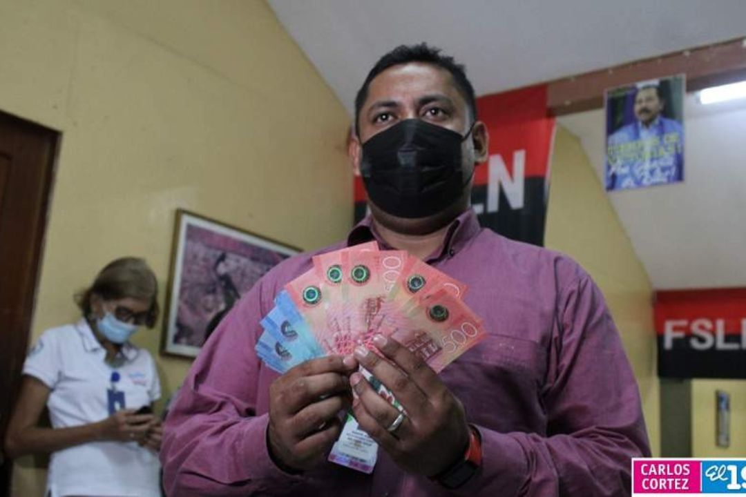 Pago del aguinaldo a trabajadores del Estado de Nicaragua. 24 de noviembre de 2023. Foto: Prensa oficialista.