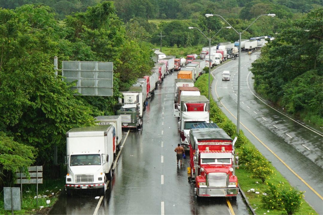 Vista aérea de camiones varados en un control de carretera en una carretera principal cerca de Silimin, en el oeste de Panamá, el 7 de noviembre de 2023. Foto: AFP.