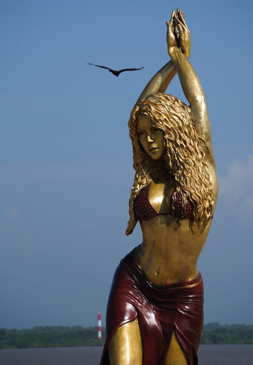 Vista de una estatua de la cantante colombiana Shakira en el Malecón de Barranquilla, Colombia, el 26 de diciembre de 2023. Foto: AFP.