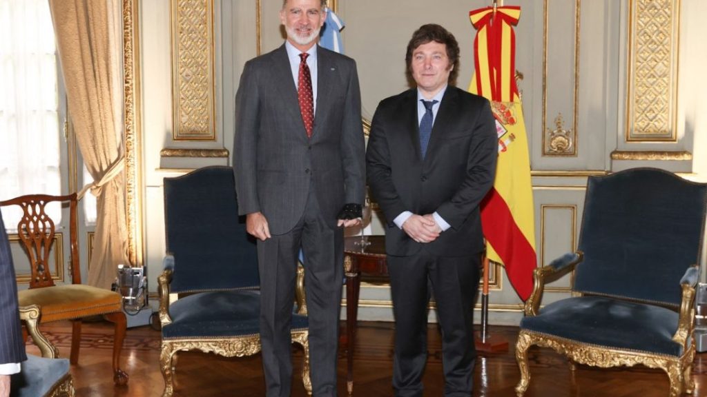Milei recibe al rey de España y espera a Zelenski antes de asumir el ...