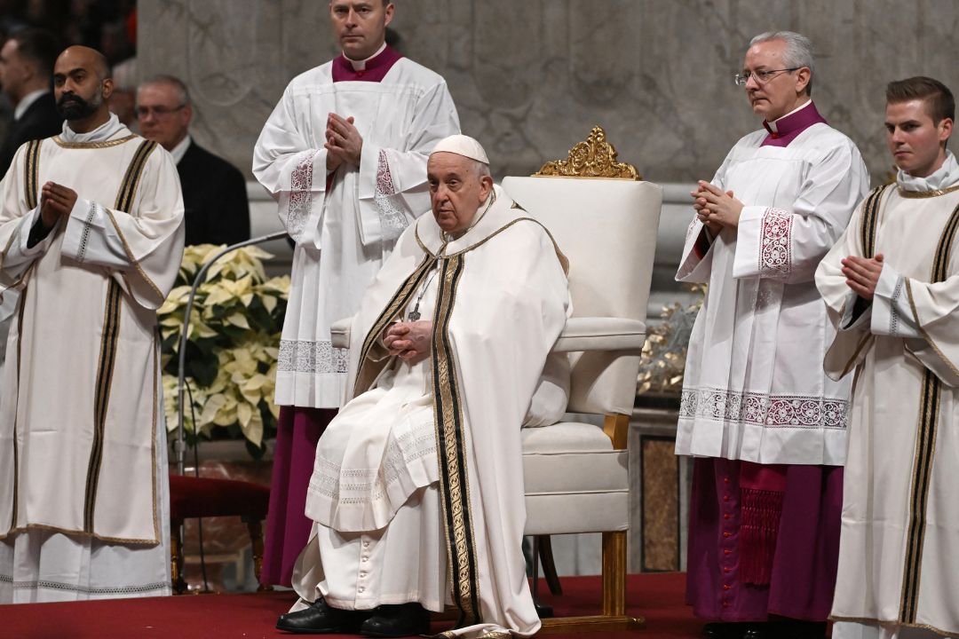 El Papa Francisco preside la misa de Nochebuena en la Basílica de San Pedro en el Vaticano el 24 de diciembre de 2023. Foto: AFP / NI.
