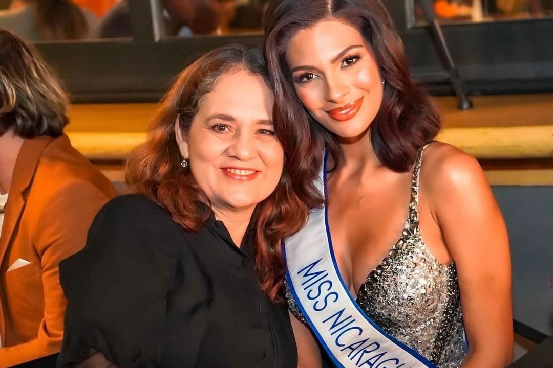 Sheynnis Palacios Cornejo, Miss Universo 2023, junto a Karen Celebertti, exdirectora de Miss Nicaragua. Foto: Perfil de Sheynnis Palacios en Facebook.