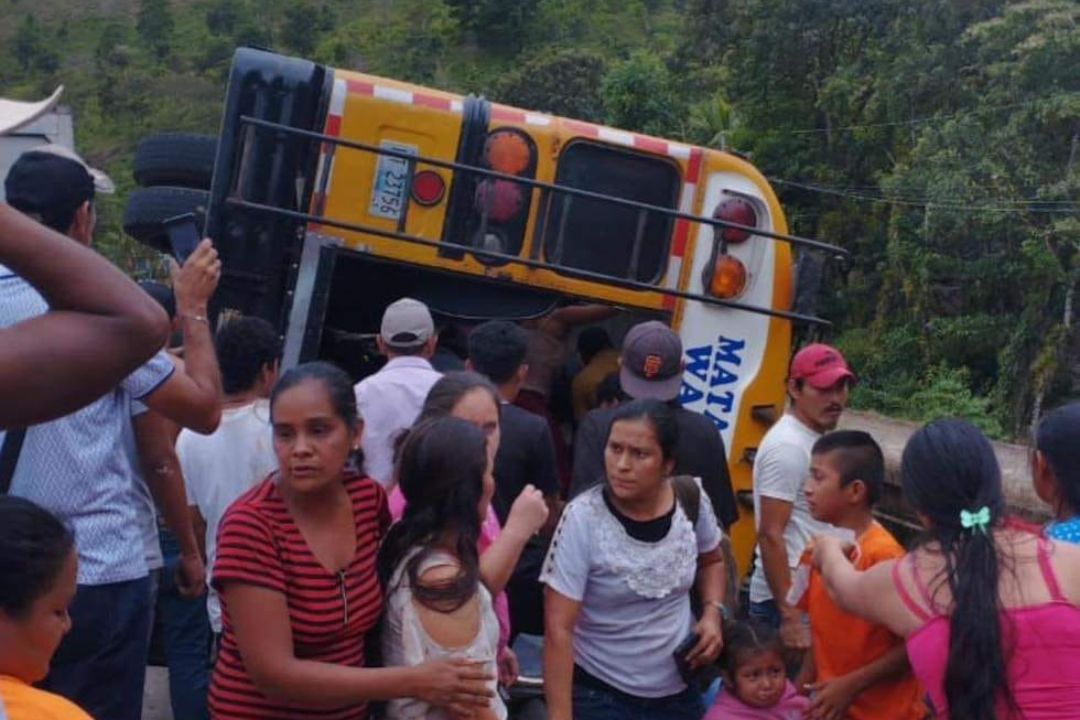 Bus de transporte colectivo que quedó empotrado en valla del puente Manceras, Rancho Grande, Matagalpa, en brutal accidente el 23 de diciembre de 2023.
