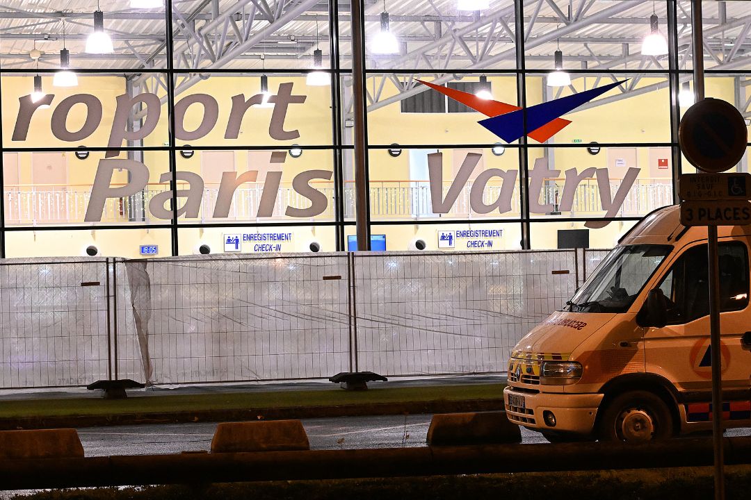 Esta fotografía tomada el 22 de diciembre de 2023 muestra un vehículo de protección civil estacionado frente al aeropuerto de Vatry, Francia, donde un avión con 303 pasajeros indios fue retenido debido a sospechas de trata de personas. Foto: AFP / NI.