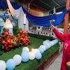 Una mujer canta frente al altar con la imagen de la Virgen María durante la tradicional fiesta católica de “La Gritería” en la parroquia San Isidro Labrador, Vásquez de Coronado en San José. Costa Rica, 7 de diciembre de 2023. Foto: AFP/ NI.