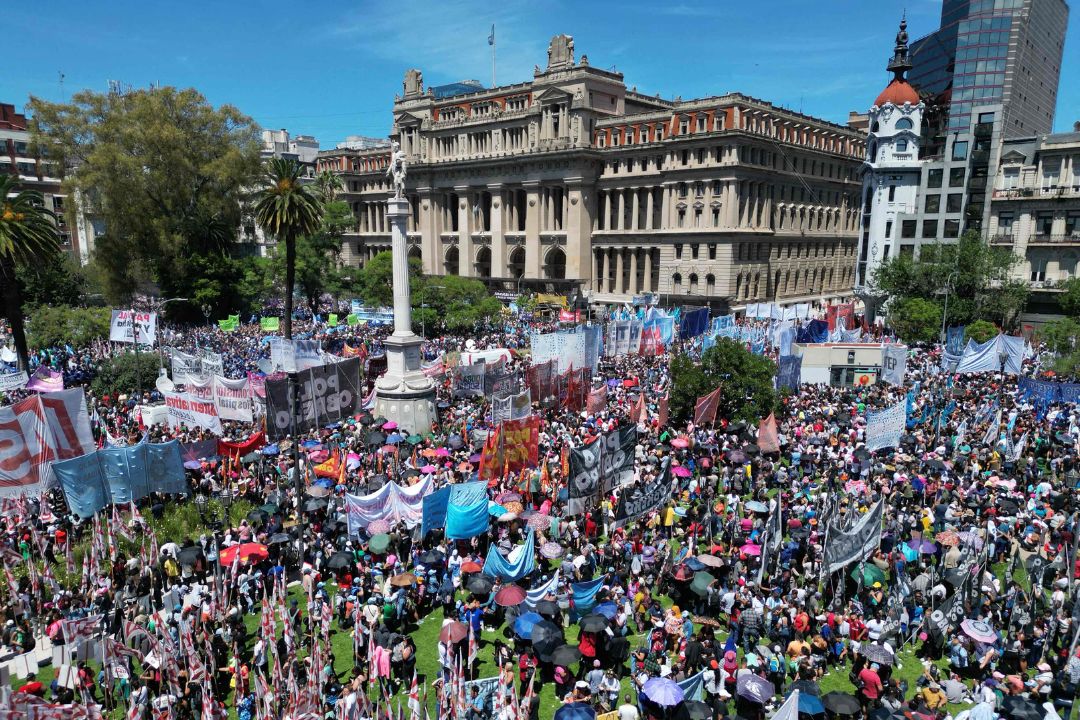 En esta vista aérea, miembros de sindicatos protestan contra el decreto de emergencia del presidente Javier Milei, frente al Palacio de Justicia en Buenos Aires el 27 de diciembre de 2023. (Foto de Luis ROBAYO/AFP)