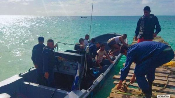 Fuerza Naval realiza labor de búsqueda, salvamento y rescate de 30 migrantes que naufragaron cerca de Corn Island, Costa Caribe Sur. Foto: Ejército de Nicaragua.