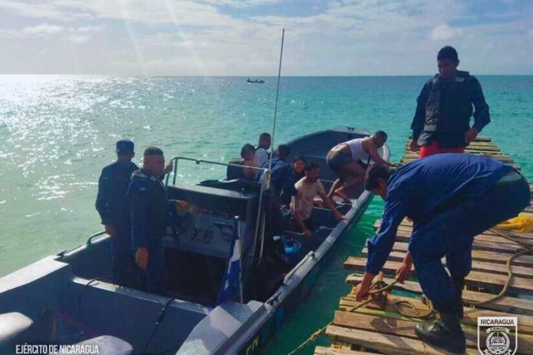 Fuerza Naval realiza labor de búsqueda, salvamento y rescate de 30 migrantes que naufragaron cerca de Corn Island, Costa Caribe Sur. Foto: Ejército de Nicaragua.