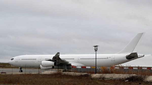 Esta fotografía tomada el 23 de diciembre de 2023 muestra el Airbus A340 que fue inmovilizado por sospecha de "tráfico de personas" en el aeropuerto de Vatry, Francia. Foto: AFP/ NI.