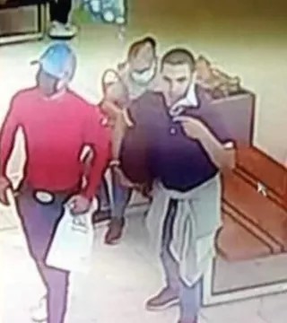 Cámaras de seguridad de Metrocentro captan a Dereck Gómez, víctima de asesinato, caminando por el centro comercial con su presunto asesino. Foto: Redes sociales.