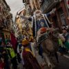 La Cabalgata de los Reyes Magos cruza una calle de la antigua ciudad el día antes de la Epifanía, en Pamplona, en el norte de España, el martes 5 de enero de 2016. Foto: VOA.