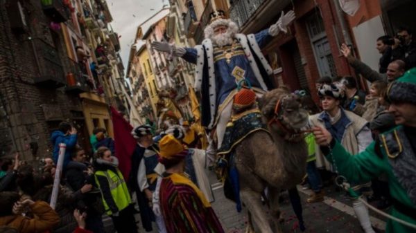 La Cabalgata de los Reyes Magos cruza una calle de la antigua ciudad el día antes de la Epifanía, en Pamplona, en el norte de España, el martes 5 de enero de 2016. Foto: VOA.