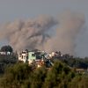 Una fotografía tomada desde una posición en Israel a lo largo de la frontera con la Franja de Gaza muestra humo saliendo de edificios en el territorio palestino durante el bombardeo israelí el 7 de enero de 2024. Foto: AFP.
