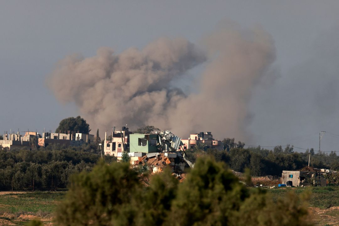 Una fotografía tomada desde una posición en Israel a lo largo de la frontera con la Franja de Gaza muestra humo saliendo de edificios en el territorio palestino durante el bombardeo israelí el 7 de enero de 2024. Foto: AFP.