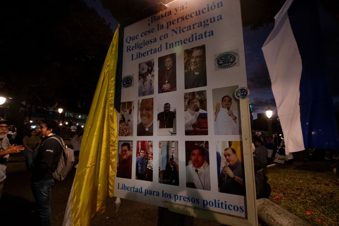 Nicaragüenses exiliados que viven en Costa Rica se manifiestan contra la detención de sacerdotes en su país, frente a la Catedral Metropolitana de San José, el 6 de enero de 2024. Foto: AFP.