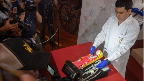Perú califica de fraude las "momias extraterrestres" que exhibió México
