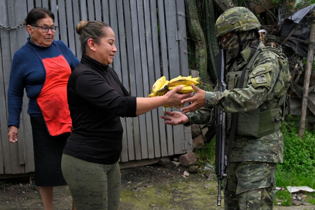"Fortaleza, hijitos": militares ecuatorianos reciben apoyo en jornada contra el narco