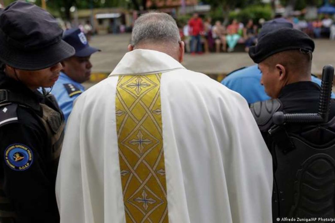 Asedio policial a sacerdote de Nicaragua. 14 de noviembre de 2019. Foto: Alfredo Zúniga/AP.