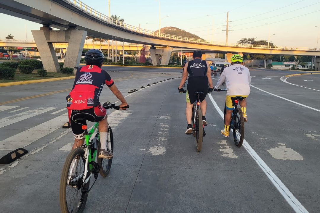 Ciclistas en el muncipio de Managua, diciembre de 2023. Foto: Crazy Bikes.