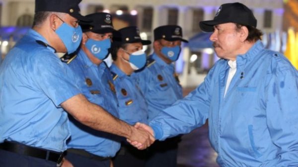 Dictador de Nicaragua, Daniel Ortega, saluda a miembros de la Policía Nacional. Foto: Prensa oficialista.