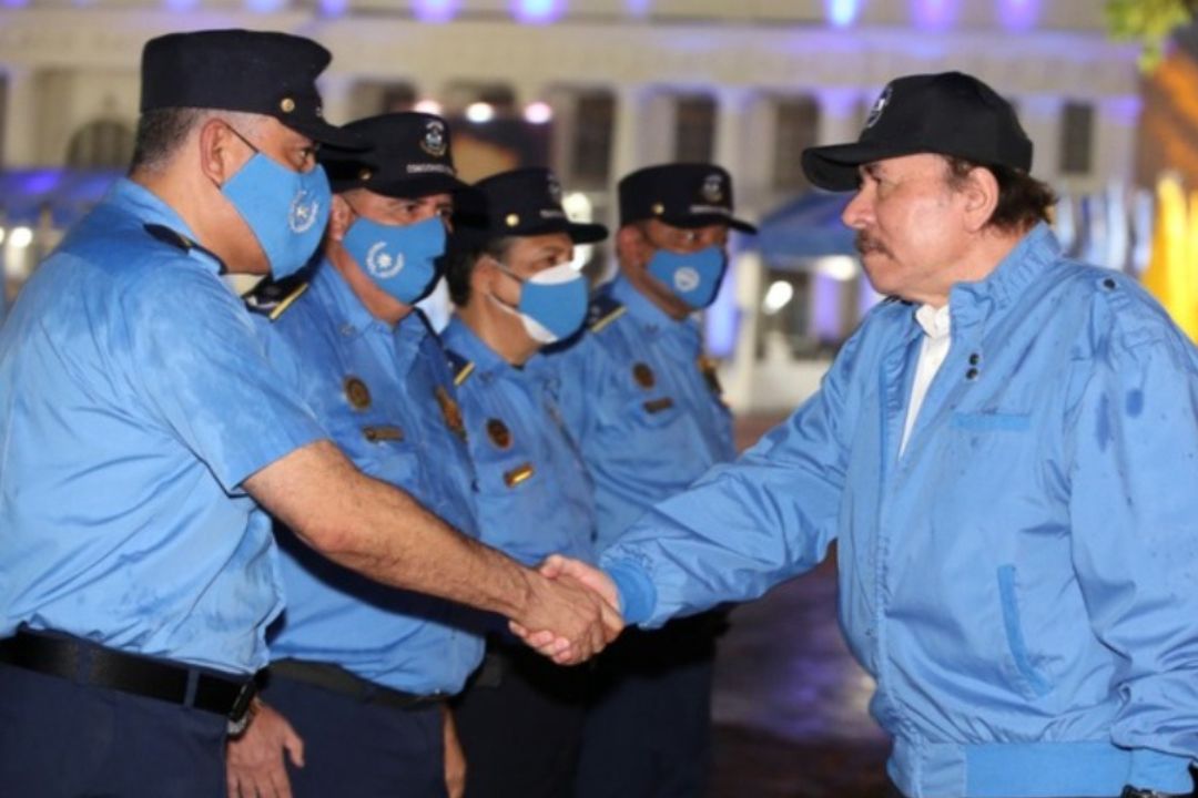 Dictador de Nicaragua, Daniel Ortega, saluda a miembros de la Policía Nacional. Foto: Prensa oficialista.