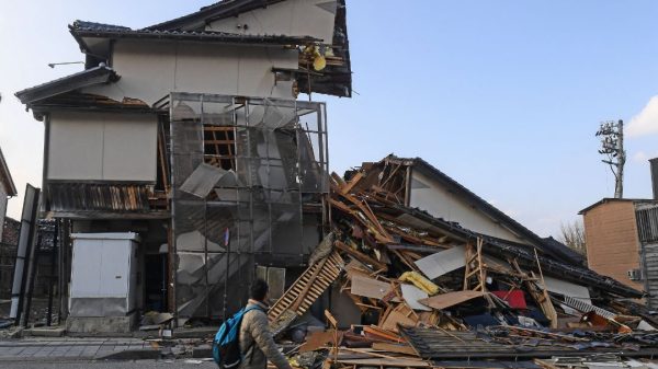 Un hombre pasa junto a edificios derrumbados en Wajima, prefectura de Ishikawa, el 6 de enero de 2024, después de que un gran terremoto de magnitud 7,5 sacudiera la región de Noto el día de Año Nuevo. Foto: Toshifumi Kitamura / AFP.