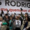 Verónica de Negri (2-izq.), madre del fotógrafo Rodrigo Rojas de Negri, asesinado durante la dictadura militar (1973-1990), se manifiesta para exigir justicia por su asesinato, en Santiago, el 28 de julio de 2015. Foto: AFP/ NI.