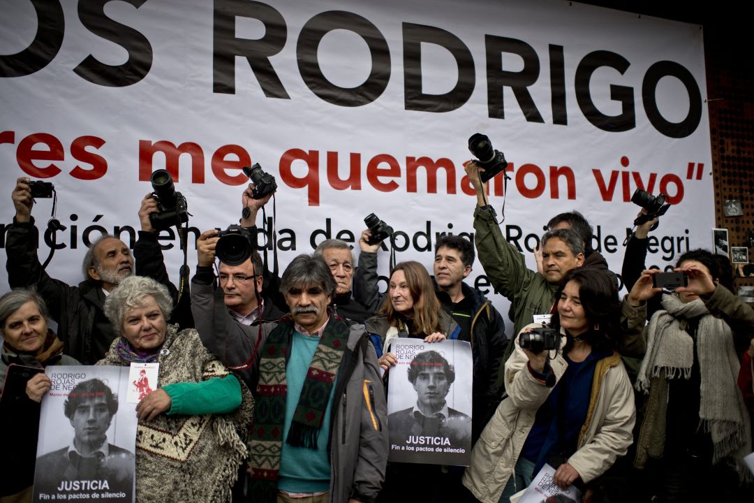 Verónica de Negri (2-izq.), madre del fotógrafo Rodrigo Rojas de Negri, asesinado durante la dictadura militar (1973-1990), se manifiesta para exigir justicia por su asesinato, en Santiago, el 28 de julio de 2015. Foto: AFP/ NI.